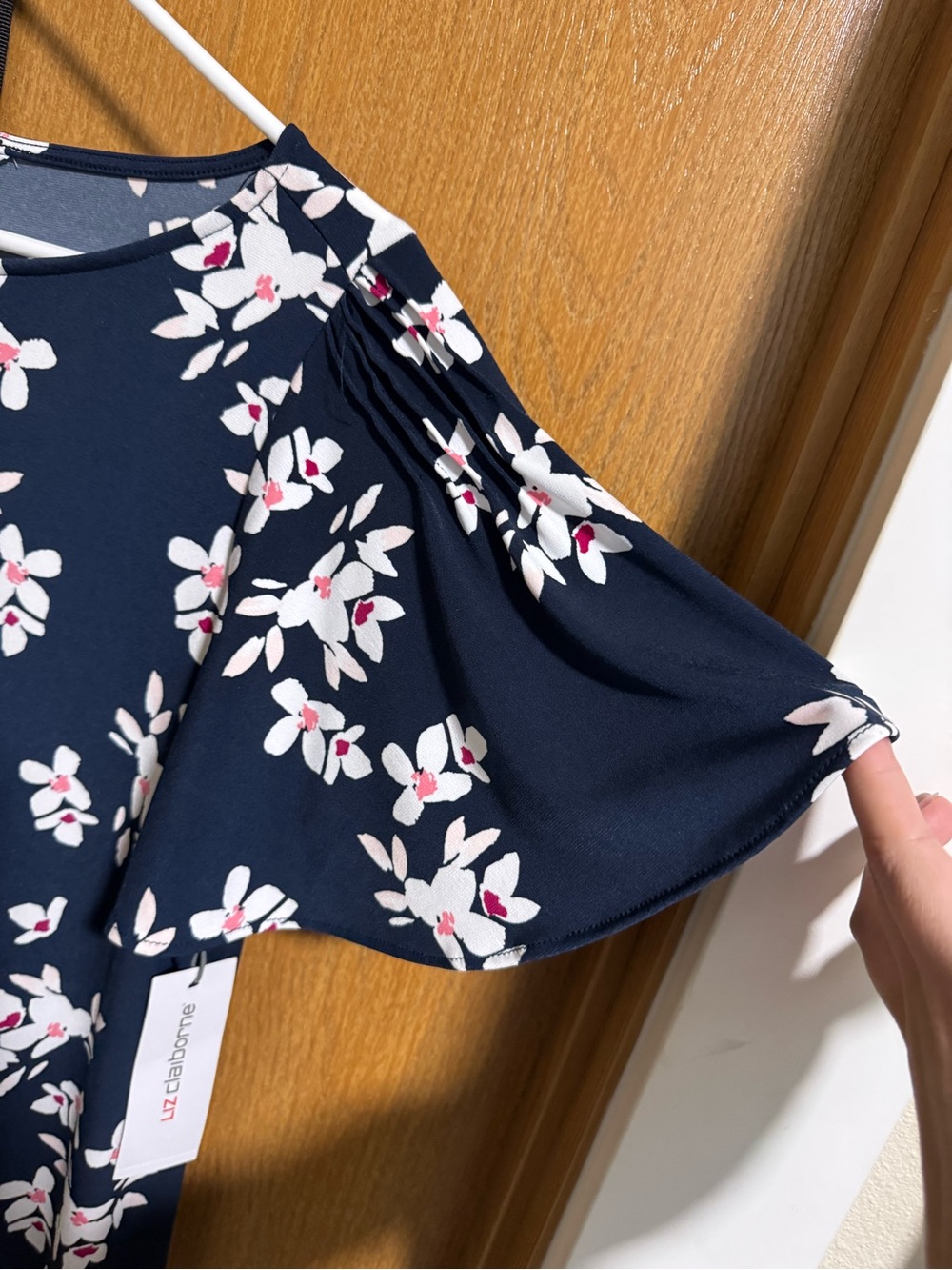Liz Claiborne Navy Floral Short Sleeve Flutter Top - Medium - Picture 5 of 6